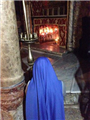 preghiera per la pace in terra santa nella grotta della natività a betlemme