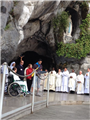 lourdes 2014 - lettura nella grotta