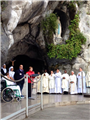 Lourdes 2014 - lettura nella grotta