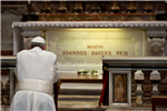sulla tomba di giovanni paolo II